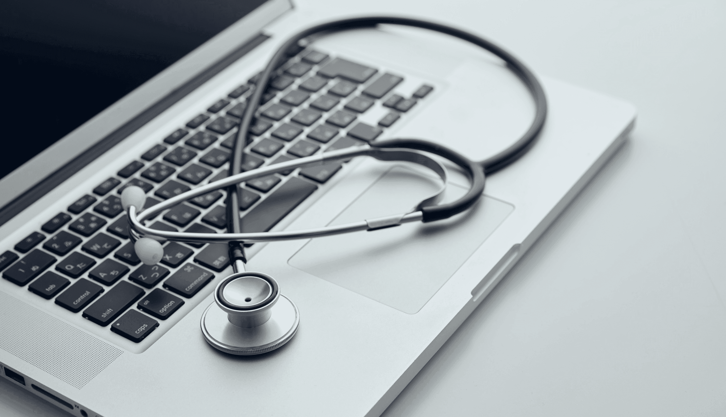Stethoskop auf einem Laptop, symbolisiert digitale Gesundheitsversorgung